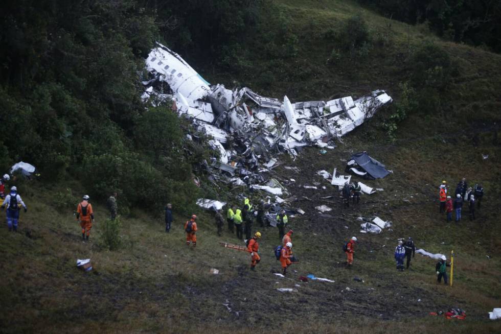 Fotografia cedida pelo jornal El Colombiano, de onde se observa o trabalho da equipe de resgate.
