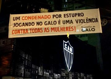 Aficionadas del Atlético Mineiro protestan contra Robinho: “No queremos violadores”