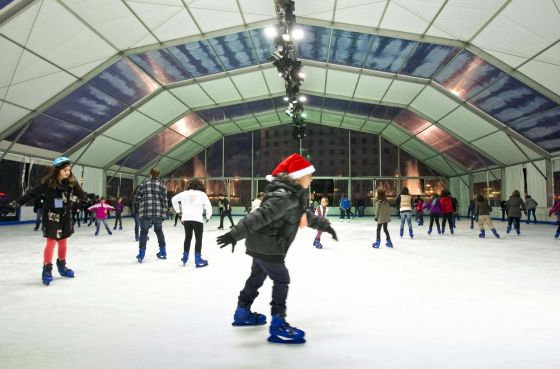 Niños patinando en la pista del alcalde de BCN