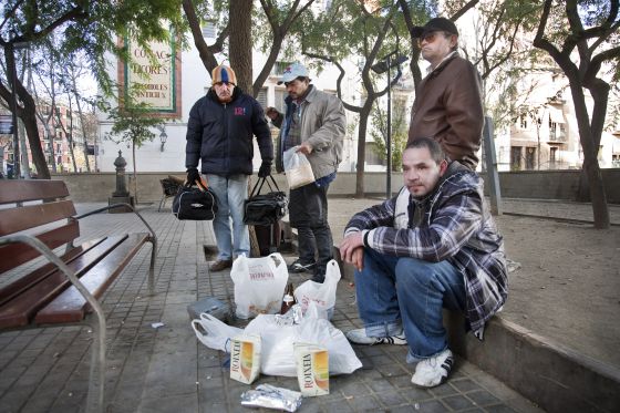 Miquel, Carlos, Carlos y John, de izquierda a derecha, en la plaza de Folch i Torres. / MASSIMILIANO MINOCRI