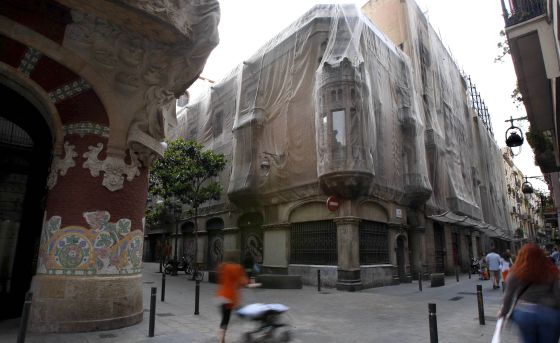 Un aspecto de la fachada del edificio donde se quería ubicar el hotel del Palau. / JOAN SÁNCHEZ