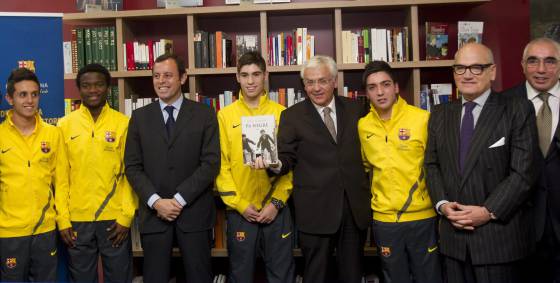 El presidente del Barça y el consejero de Cultura, durante la presentación de la campaña de lectura en la Masia. / EFE