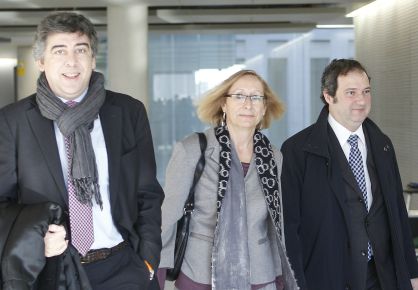 La exconcejal de Seguridad del Ayuntamiento de Barcelona, Assumpta Escarp, junto a su abogado y el exalcalde Jordi Hereu, en la Ciudad de la Justicia. / TEJEDERAS La exconcejal de Seguridad del Ayuntamiento de Barcelona, Assumpta Escarp, junto a su abogado y el exalcalde Jordi Hereu, en la Ciudad de la Justicia. / TEJEDERAS