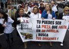 Las familias salen a las calles para clamar por sus bebés ?robados? en Cádiz