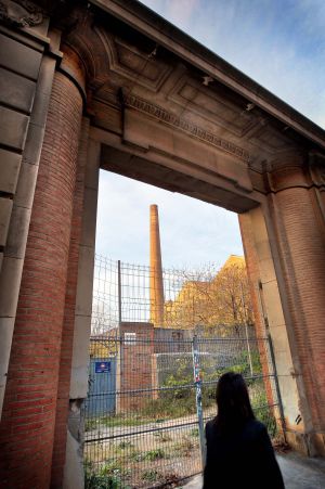 Una puerta de acceso a Can Batlló. / TEJEDERAS