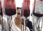 Grifols plantea pagar a los donantes de sangre para ayudar a los parados