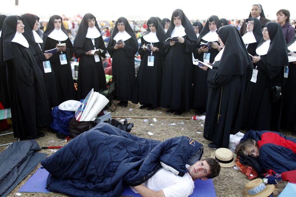 Divino despertar monjas cantan en un campamento juvenil