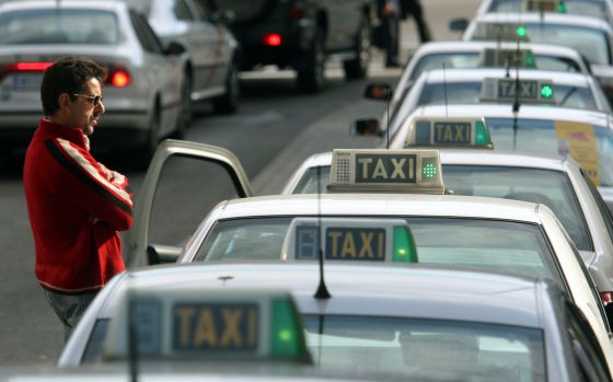 Los taxistas bajan las tarifas en plena guerra contra la aplicación Uber - EL PAÍS