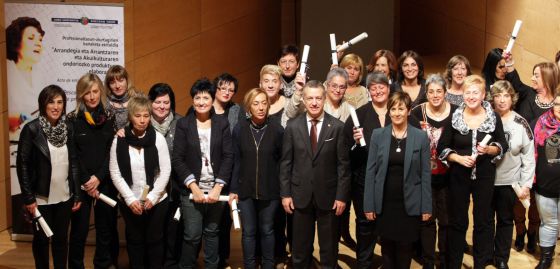 Las 36 'neskatillas' y empacadoras vizcaínas ya son profesionales - EL PAÍS