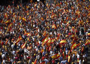 Decenas de miles de personas se manifiestan por la unidad de España en Madrid