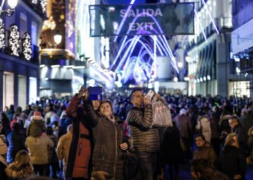 Los madrileños se van y los foráneos llenan las calles