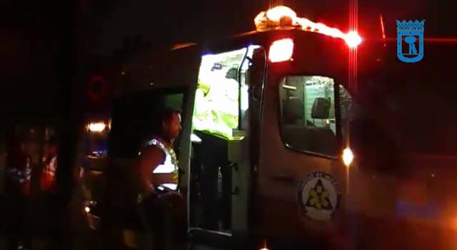 La víctima ha sido trasladada con pronóstico muy grave al servicio de urgencias del hospital La Paz.