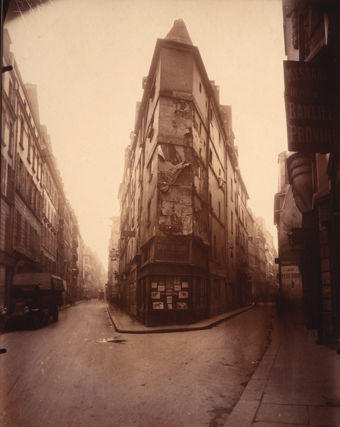 CABALLERO Fotografía de Arquitectura - Grandes fotografos de arquitectrua Esquina de la Rue de Seine, 1924. George Eastman House © Eugène Atget Álbum de Man Ray George Eastman House.