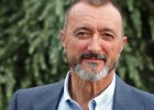 Pérez-Reverte celebra la madurez con una novela de amor
