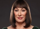Anjelica Huston: "Me daba algo de vergüenza cantar en 'Smash'"