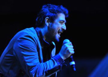Antonio Orozco se fractura el tobillo durante un concierto y sigue cantando
