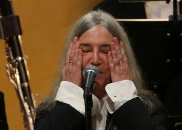 Patti Smith rinde un emocionado tributo a un Dylan ausente de los Nobel