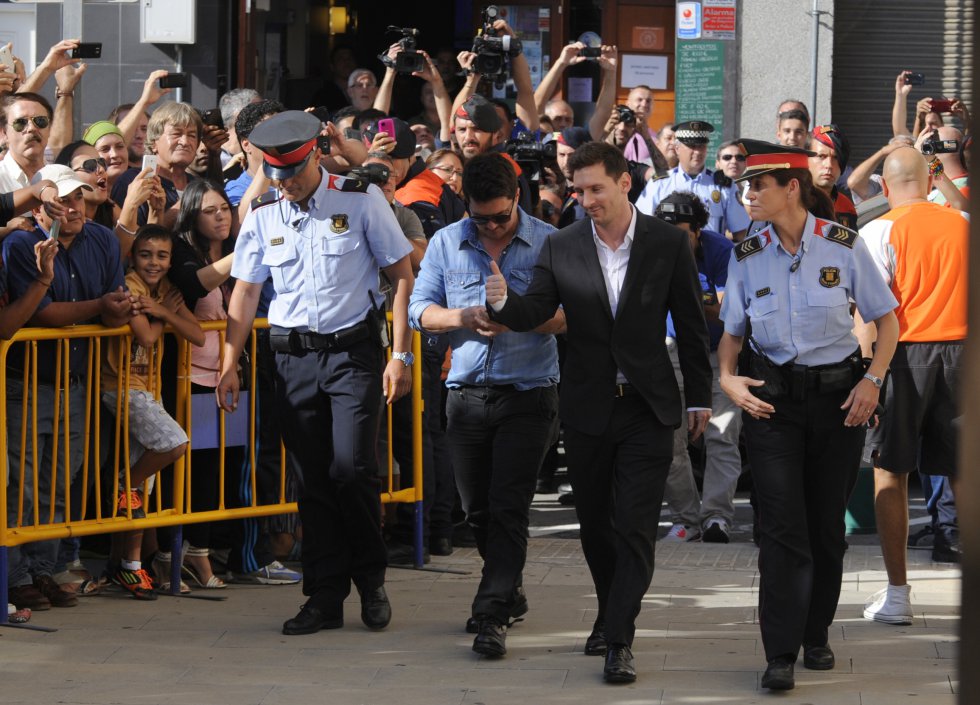 1380270426 327383 1380273525 portadilla grande Lionel Messi arrives at Gavà Court escorted by police to declare in fiscal fraud case