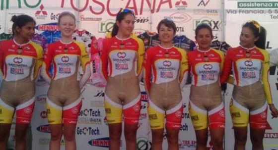 MUJERES DESNUDAS EN UNIFORME mujeres desnudas en uniforme: