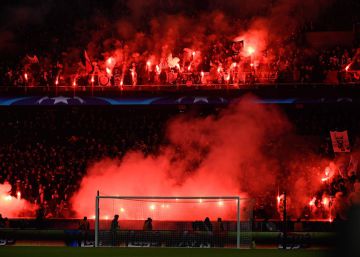 La UEFA expedienta al PSG por las bengalas ante el Madrid