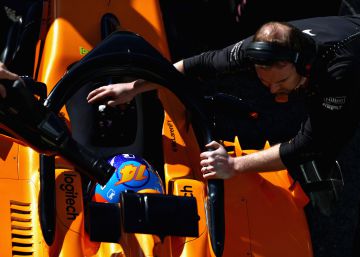 El McLaren de Alonso vuelve a pararse por una fuga de aceite
