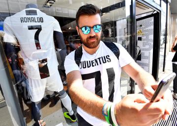 Los trabajadores de una fábrica de Fiat, en huelga por el fichaje de Cristiano Ronaldo