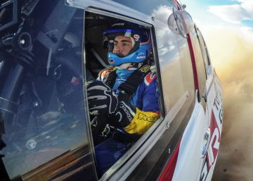Alonso ‘ficha’ la mejor brújula para el Dakar