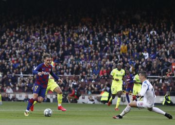 La pelota divide al Camp Nou