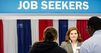 Se crea empleo, pero mal pagados