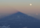 La sombra del Teide acarició la superluna justo antes del eclipse