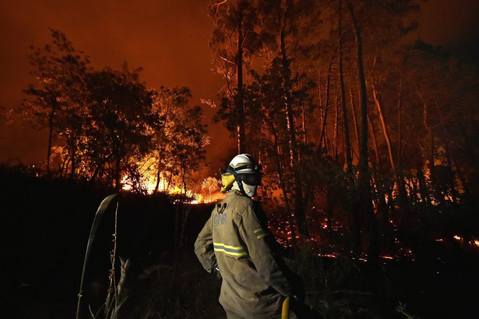 Según la Autoridad Nacional de Protección Civil portuguesa, que monitoriza en su página web en tiempo real la evolución de los incendios, 117 fuegos arden en el país este jueves a mediodía —13 de ellos de grandes dimensiones—. A las 12.30 horas había 3.682 efectivos combatiendo las llamas en Portugal, que cuentan con 1.159 vehículos terrestres y 17 aviones. En la foto, un bombero trabaja en las labores de extinción del incendio forestal que afecta a las localidades de Couto de e Cima y Couto de Baixo en la región de Viseu.