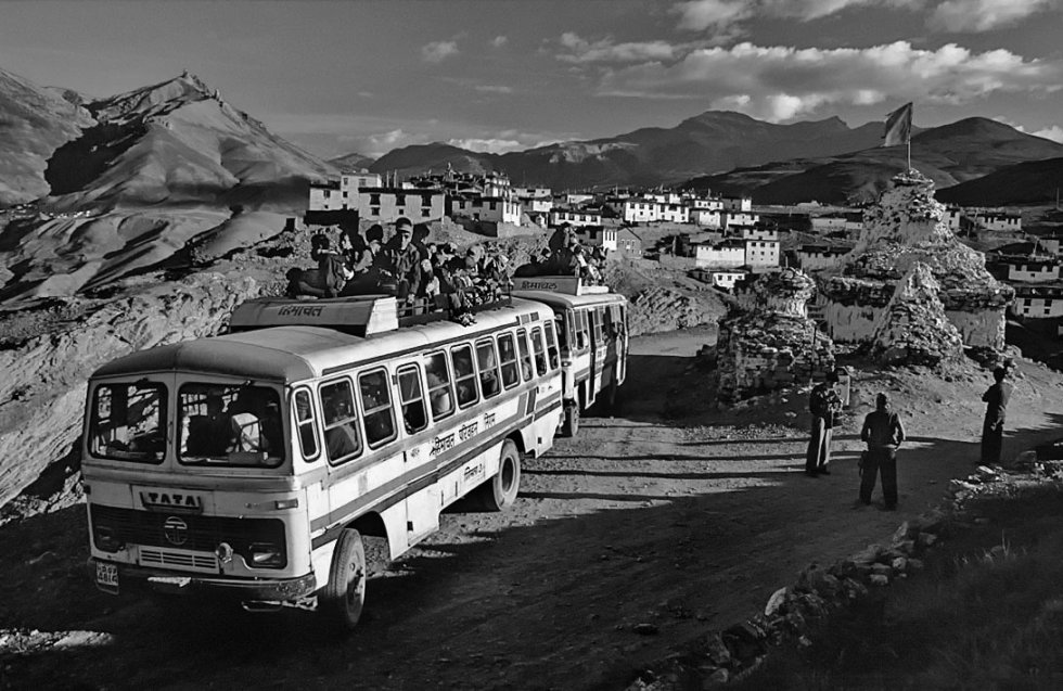 Kibber, con una altitud de 4.270 metros, es el pueblo más alto del Himalaya al que se puede llegar en un vehículo motorizado como estos atiborrados autobuses de línea. Se encuentra en el valle de Spiti en el estado de Himachal Pradesh.