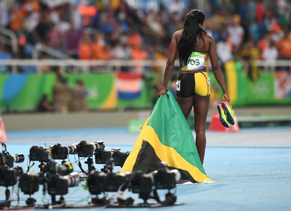 La jamaicana Elaine Thompson celebra su victoria durante la final de los 200 m. 