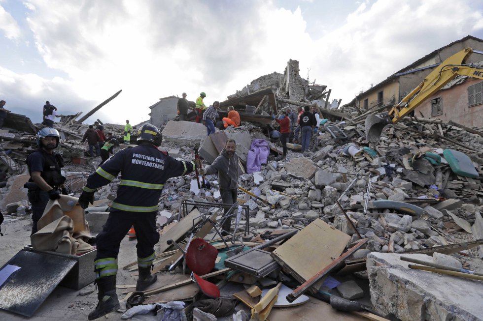 As equipes de resgate buscam sobreviventes entre os escombros dos edifícios destruídos após o terremoto em Amatrice.