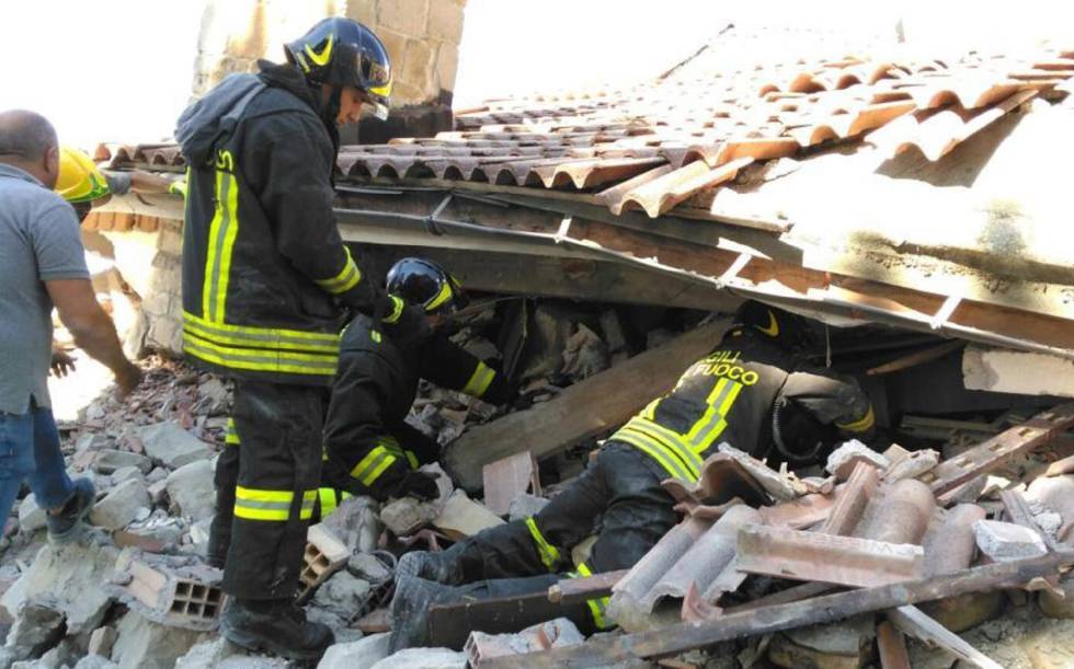 Imagen facilitada por la Brigada de Bomberos de Italia de varios bomberos mientras buscan víctima entre los escombros de un edificio derrumbado en Amatrice.