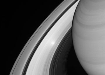 Un punto brillante aparece en el anillo B de Saturno