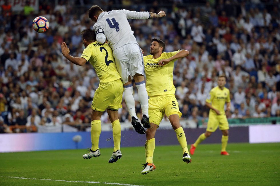 El capitán del Real Madrid Sergio Ramos (c) cabecea para conseguir el primer gol del equipo frente al Villarreal.