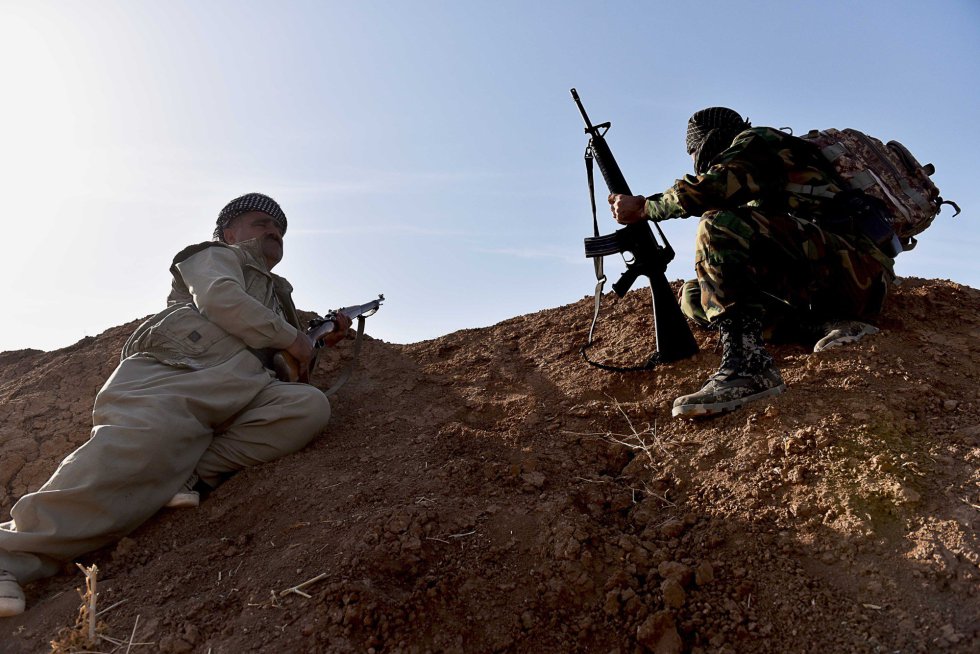 Los combatientes kurdos son repelidos por fuego enemigo durante varias horas.
