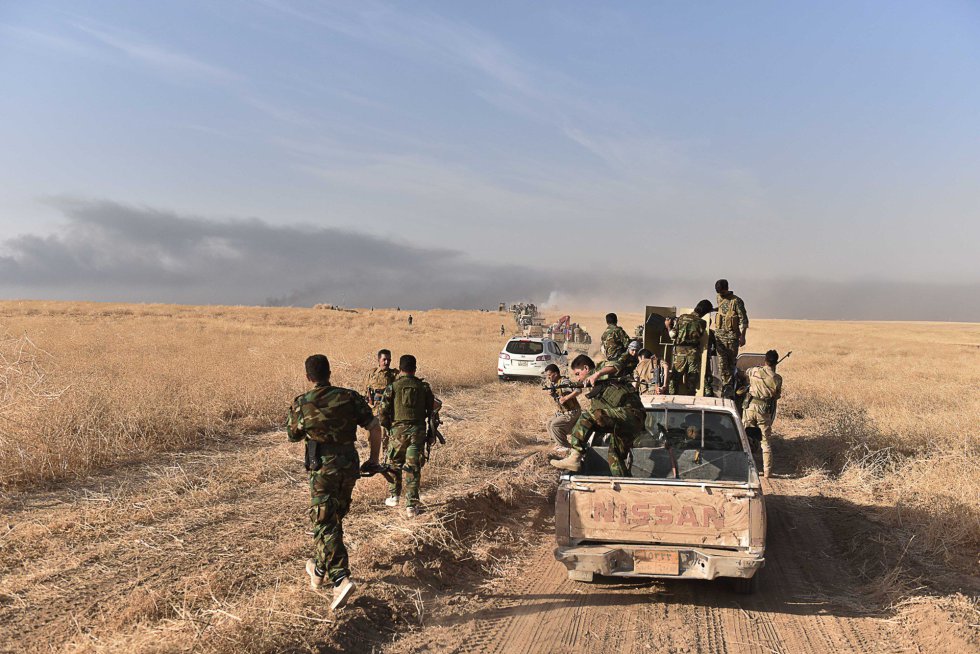 Formados en columna militar marcharon hacia la ciudad de Bashiqa, a 14 kilómetros de Mosul, el último bastión del califato en Irak.