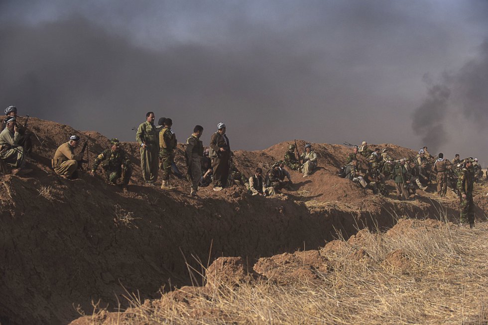 Combatientes kurdospershmerga lanzan una ofensiva sobre Bashiqa en la madrugada del miércoles bajo el duego de orteros y francotiradores.