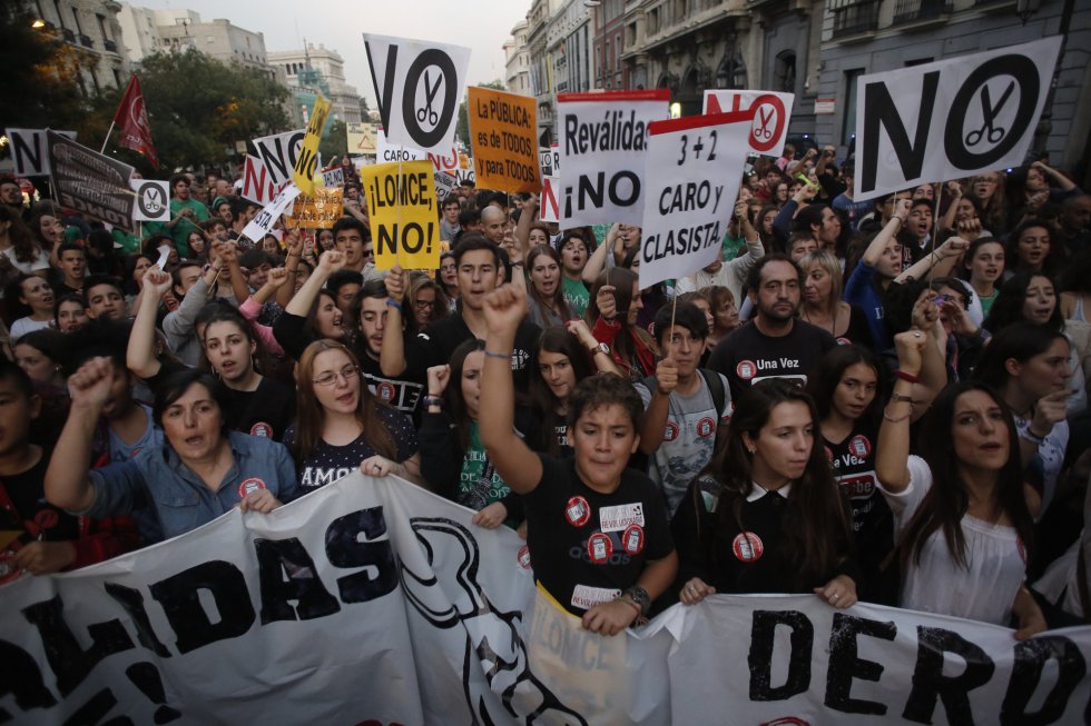 Estudiantes se manifiestan contra las reválidas y la LOMCE, en Madrid.