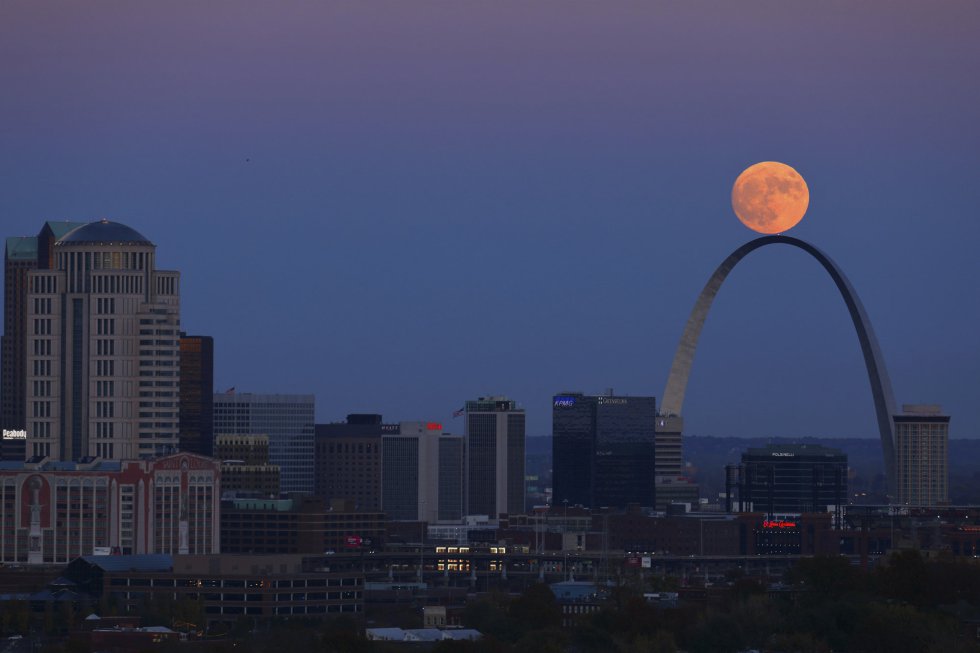La luna se eleva sobre el Arco Gateway, en St Louis (Estados Unidos).