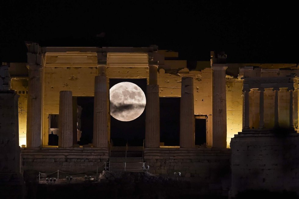 A Lua aparece atrás da Acrópoles de Atenas (Grécia).