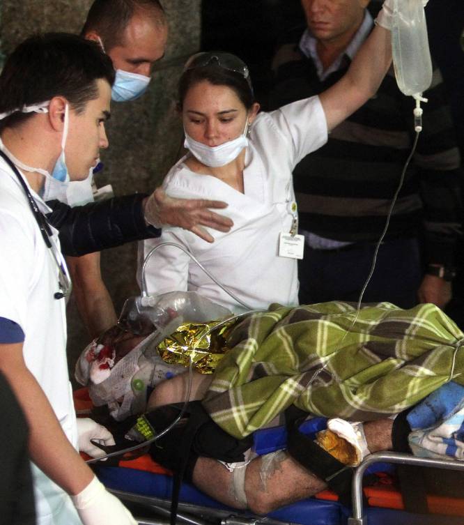 Funcionários do resgate transportam o jornalista brasileiro Rafael Henze, ferido no acidente aéreo, em La Ceja (Colômbia).