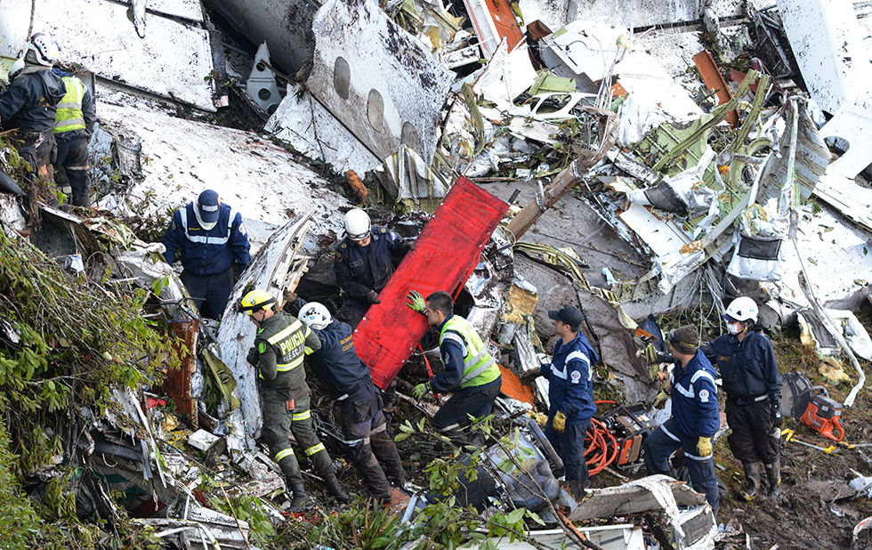 Personal de rescata trabajan junto a los restos del avión en La Unión (Colombia).