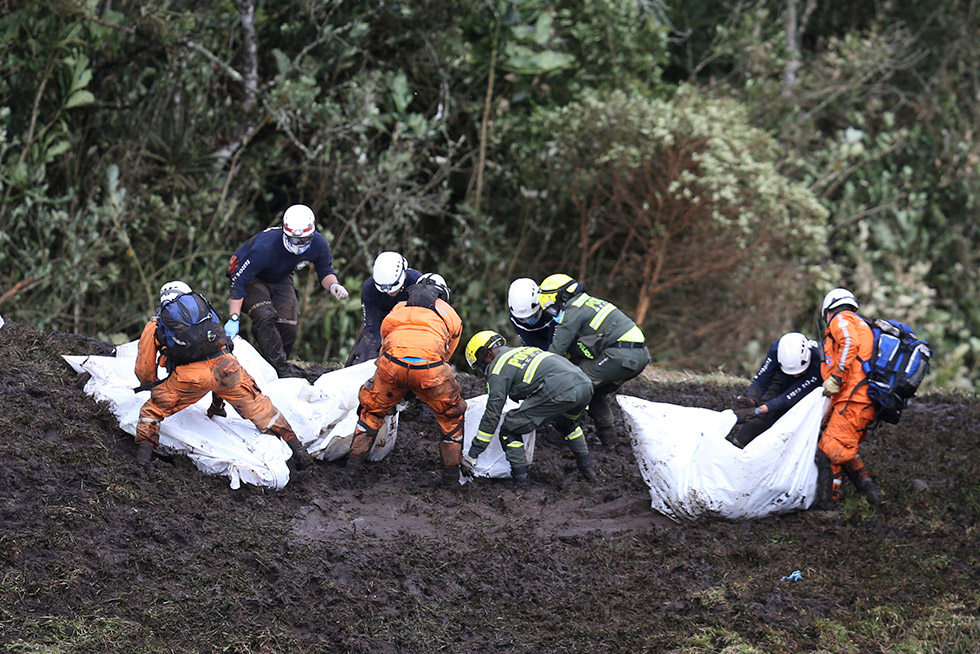 Personal de rescate trasladan algunos de los cadáveres del avión siniestrado en La Unión, cerca de Medellín (Colombia).