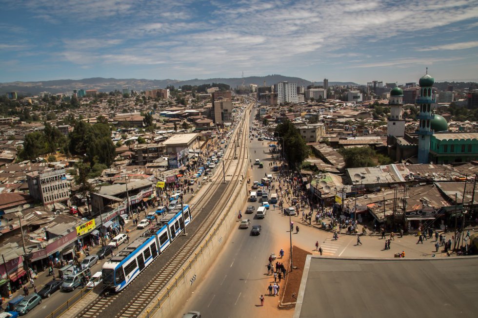 El Proyecto de Tránsito por Ferrocarril Ligero (LRT) de Addis Abeba ha mejorado el sistema de transporte público de la ciudad y ha creado 6,000 puestos de trabajo