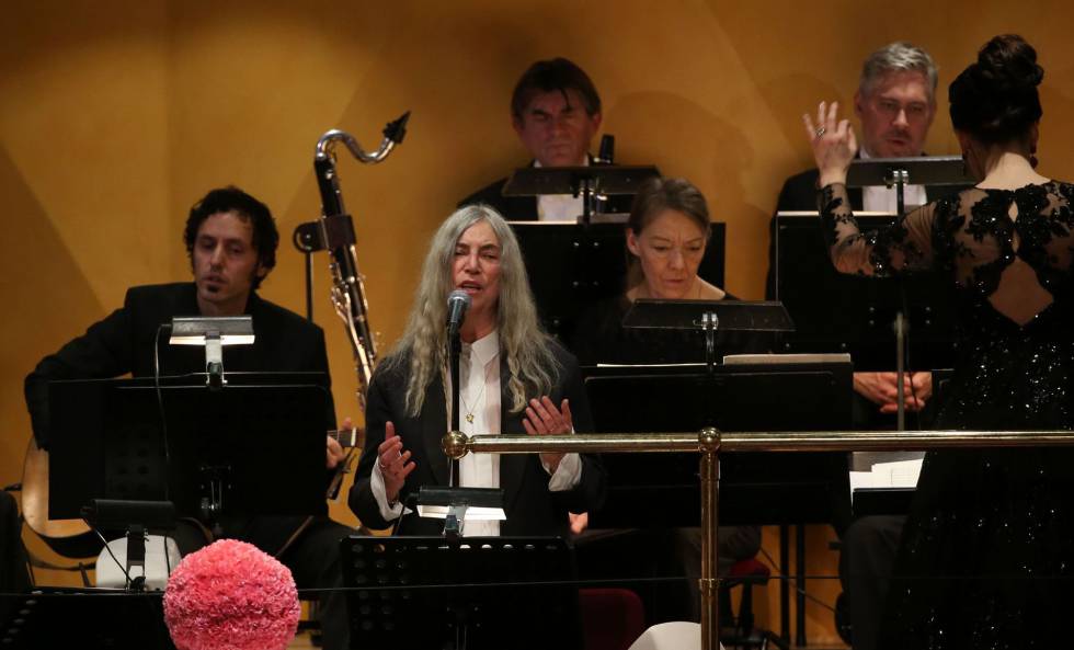La cantante Patti Smith durante su actuación en la ceremonia de entrega de los Premios Nobel en Estocolmo (Suecia).