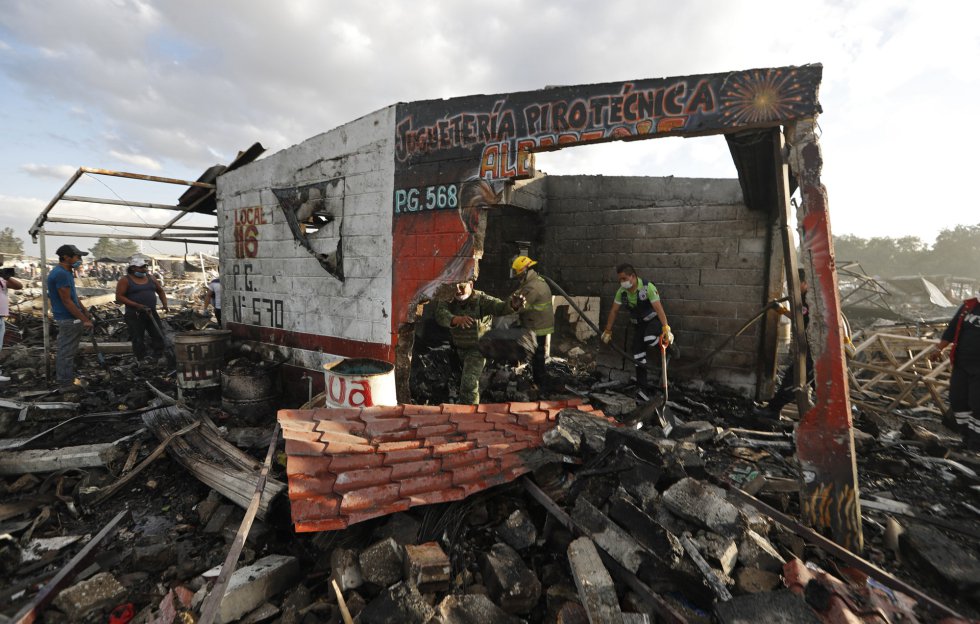 Bomberos remueven los escombros de un local de venta de pirotecnia