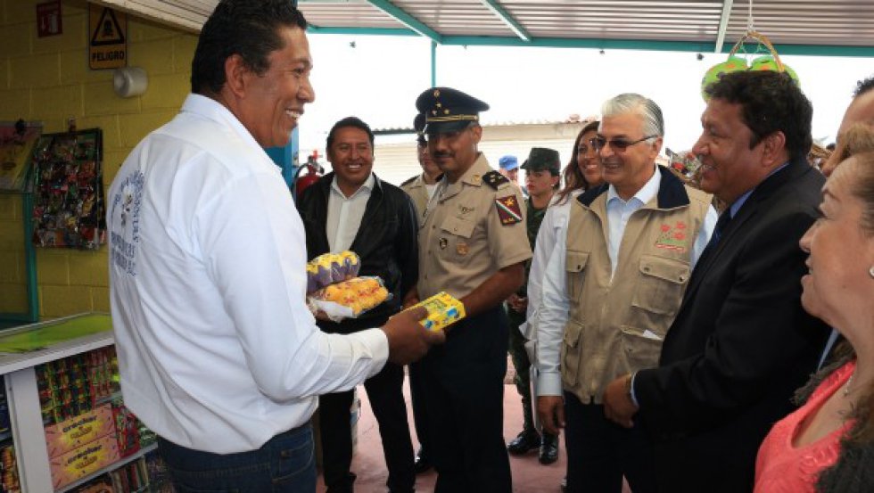 El alcalde Armando Portuguez Fuentes (derecha) en la inauguración del mercado junto con Juan Ignacio Rodarte Cordero, director General del Instituto Mexiquense de la Pirotecnia